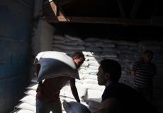 لاجئي فلسطيني يتسلم معونة غذائية في غزة