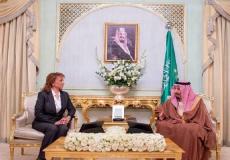 الملك سلمان يتسلم المفتاح الذهبي لتونس