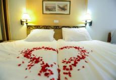 غرفة في فندق إسرائيلي معدة لاستقبال زوجين