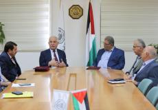 جامعة القدس وشركة المصنوعات الورقية توقعان اتفاقية منح دراسية لطلبة الجامعة