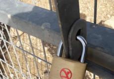 الاحتلال يقفل بوابة أرض خاصة في الخليل