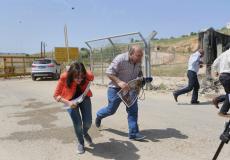 الاحتلال يستهدف صحفيين فلسطينيين بقنابل الغاز