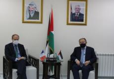 وزير الاقتصاد خالد العسيلي والقنصل الفرنسي العام لدى فلسطين رينييه تروكاز