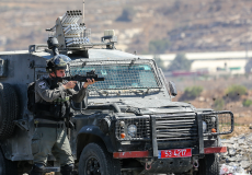 جندي اسرائيلي يطلق النار على متظاهرين فلسطينيين في رام الله