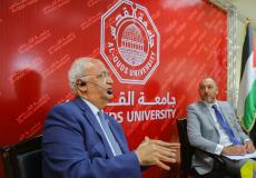صائب عريقات خلال ندوة سياسية بجامعة القدس