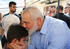 هنية يؤدي واجب العزاء لذوي شهيد في شمال غزة