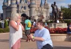 شاب اسكتلندي يخطب حبيبته في ديزني لاند