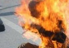 شاب يحرق نفسه "صورة تعبيرية"
