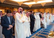 الملك سلمان يؤدي صلاة عيد الفطر برفقة سعد الحريري