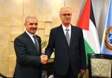  رئيس الحكومة الفلسطينية الجديدة محمد اشتية بعد لقائه رئيس الوزراء، وزير الداخلية السابق رامي الحمد الله 