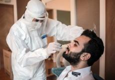 أخذ مسحات كورونا في غزة - ارشيف