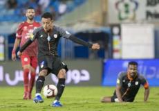 جانب من مباراة الشباب والاتفاق 