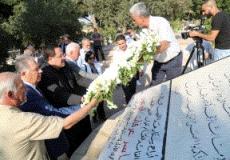 صيدم يضع اكليلاً من الورد على النصب التذكاري في مثوى شهداء الثورة الفلسطينية