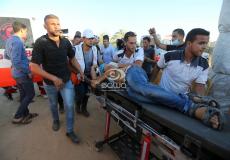 مسعفون ينقلون فلسطيني مصاب برصاص الاحتلال شرق رفح