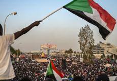 صورة أرشيفية توضح تجمع للشعب السوداني خلال ثورته