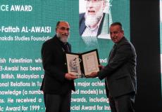 لحظة تكريم الدكتور عبد الفتاح العويسي