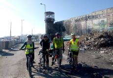 ناشطة إنجليزية تسير بدراجتها الهوائية على طول الجدار الفصل العنصري في الضفة الغربية 