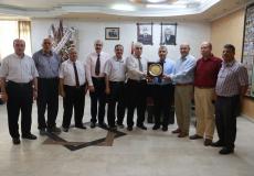 جامعة الأزهربغزة تكرّم مدير برنامج البنية التحتية بوكالة الغوث