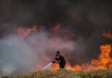 حرائق كبيرة في الأراضي الزراعية الاسرائيلية بغلاف غزة
