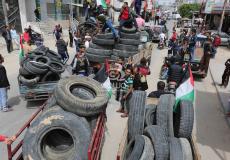 متظاهرون غزيون يجمعون الاطارات لحرقها على الحدود
