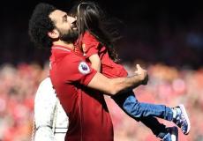 محمد صلاح يداعب ابنته ملكة