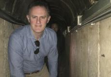 المسؤول الأمريكي ناثان سيلز في نفق على حدود غزة