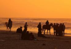 سكان غزة يتجهون للبحر رغم برودة الطقس