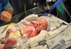 طفل مولود بواسطة التلقيح الصناعي - توضيحية 