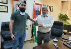 طالب فلسطيني يصمم قفازًا إلكترونيا يحول الإشارات إلى نصوص