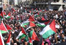 فلسطينيون يرفعون الأعلام في قطاع غزة -ارشيف-