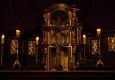 موكب يثير الرعب في إيطاليا.. خرق الحجر المنزلي بـ"الجمعة العظيمة"