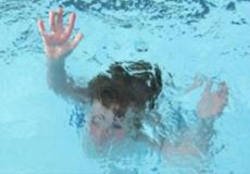 مصرع طفل غرقا في برميل مياه  - توضيحية
