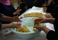فلسطينيات يعدن عجينة كعك العيد