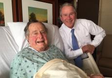 صورة تجمع جورج بوش الاب والابن 