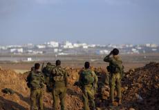 جنود الاحتلال يراقبون حدود غزة