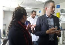 مدير مكتب اللجنة الدولية للصليب الأحمر في قطاع غزة، جيلان ديفورن  أثناء زيارته لمستشفى الشفاء