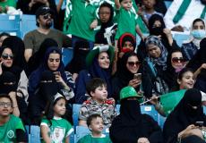 سعوديات يحضرن مباراة كرة قدم داخل الملعب