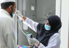 طبيبة تجري فحص كورونا لشخص 