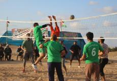 لعب كرة طائرة في مخيمات العودة