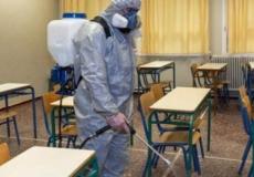 تعقيم مدرسة بعد اكتشاف اصابات كورونا بين طلابها في نابلس 