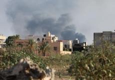 جانب من الدخان المتصاعد جراء قتال بين فصائل متناحرة في طرابلس