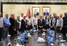 اشتية يلتقي وفدا من اللجان الشعبية للاجئين