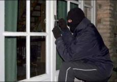 صورة لسارق أثناء سطوه على منزل -تعبيرية-