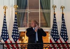 ترامب يخلع كمامته على شرفات البيت الأبيض