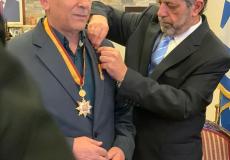 صورة توضح اثناء تقليد اللقب