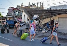  ألاف السياح يغادرون إندونيسيا بعد زلزال جزيرتى بالى ولومبوك