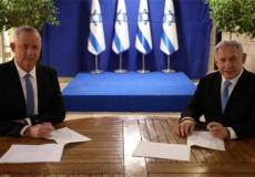 نتنياهو وغانتس لدى توقيعهما الاتفاق الائتلافي، يوم الإثنين الماضي