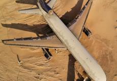 طائرة مهجورة في صحراء أبو ظبي
