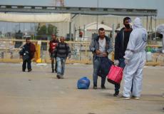 فحص عمال فلسطينيون  - أرشيفية-