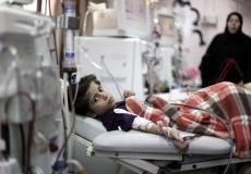 طفل مريض يرقد في قسم الكلى بمستشفى الشفاء في غزة -ارشيف-